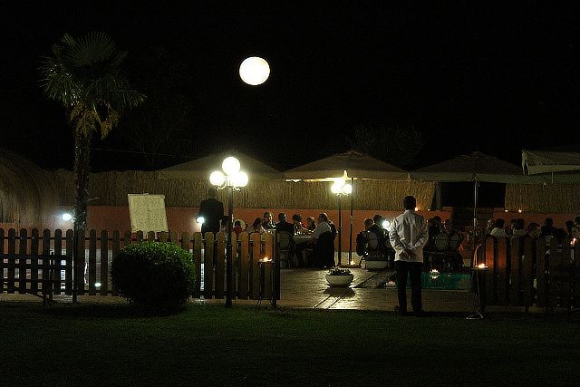 Matrimonio a bordo piscina, notturno alla Valle di Ceri